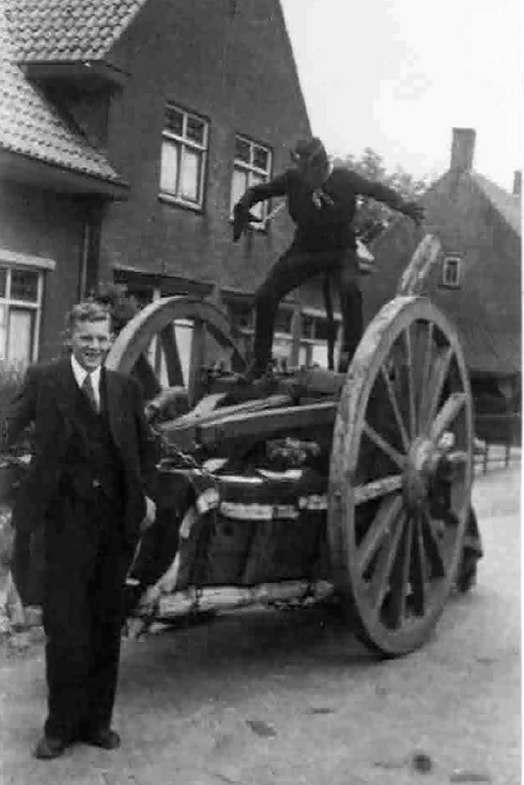 In de bevrijdingsoptocht speelde Kees van er Veeken de Duivel op de doodskist van Hitler.K